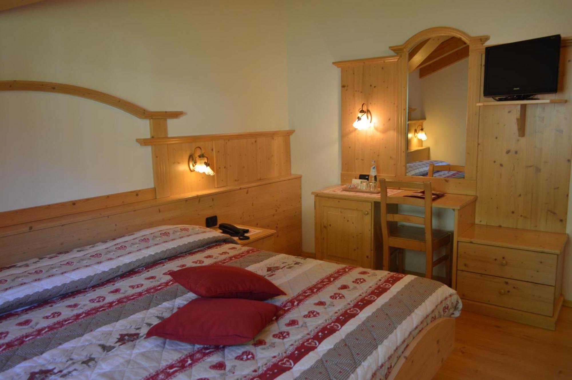 Hotel Garni Sant'Antonio Con Spa Madonna di Campiglio Exterior photo